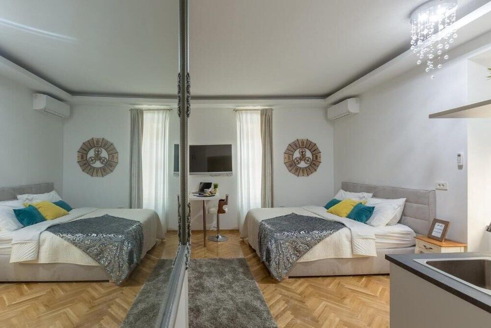 undefined Aurelia Antik 5