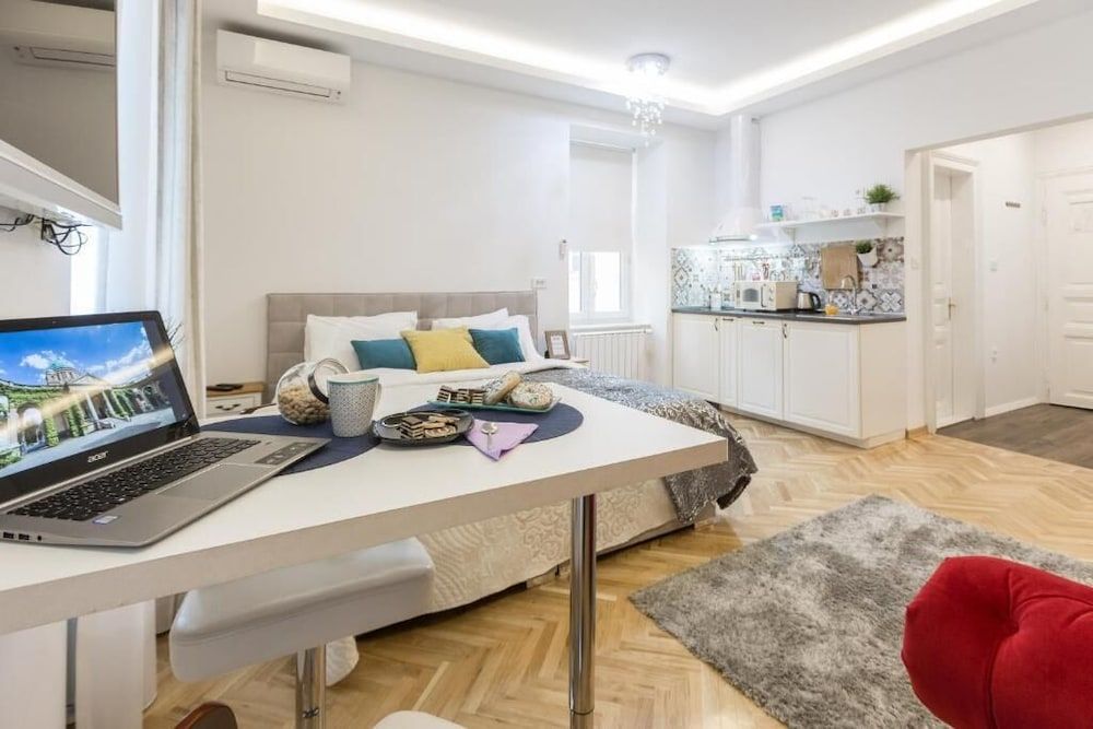 undefined Aurelia Antik 8