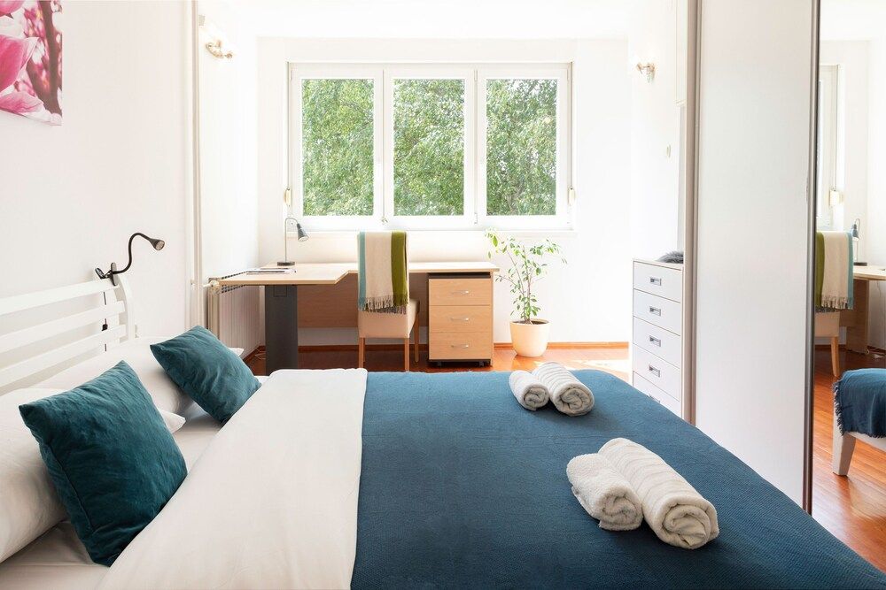 undefined Bright 2bdr Apartment With a Balcony 6