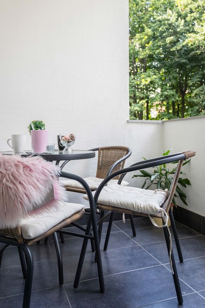 undefined Sunny 2bdr Apartment With a Balcony 4