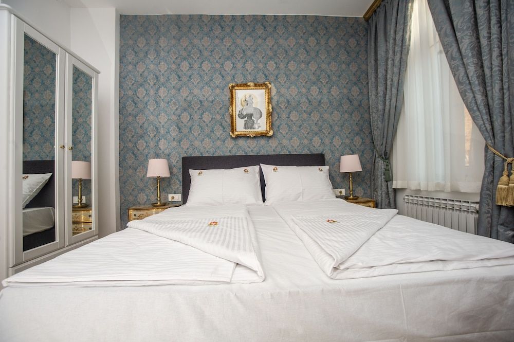 undefined Crown Rooms 3