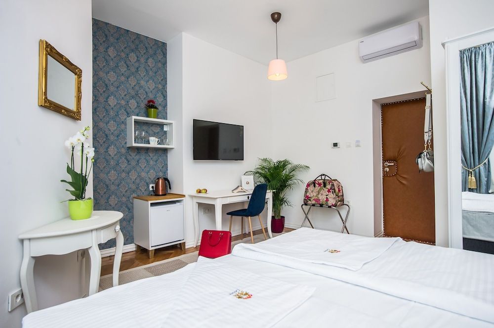 undefined Crown Rooms 9