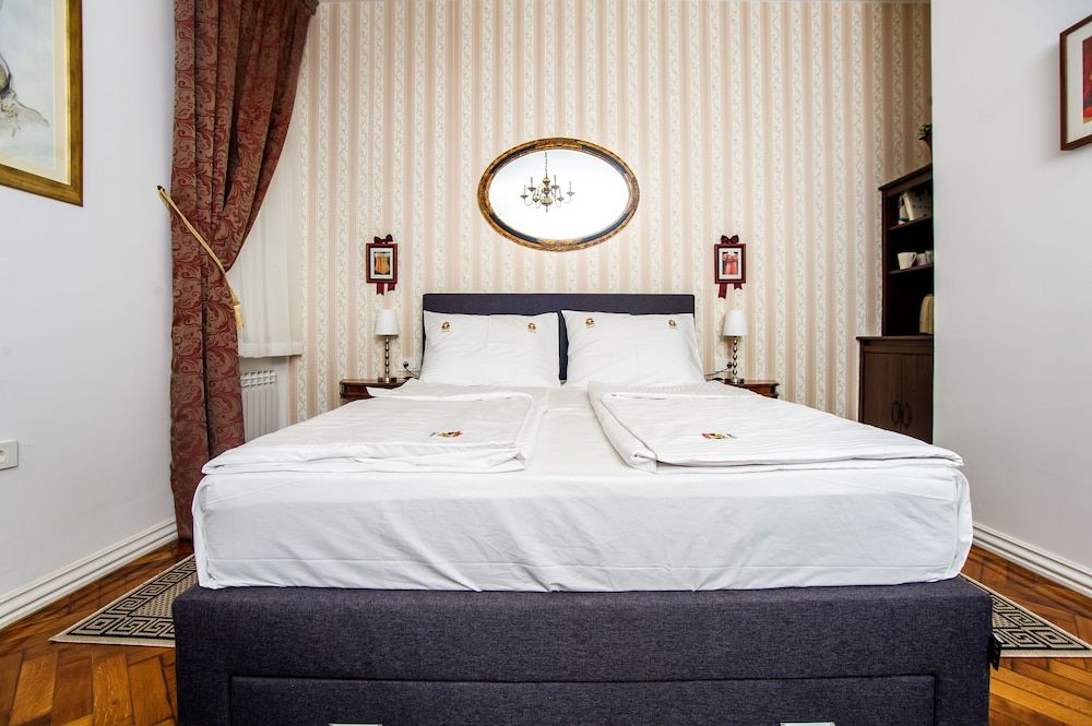 undefined Crown Rooms 6