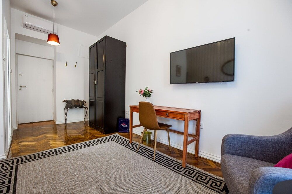 undefined Crown Rooms 8