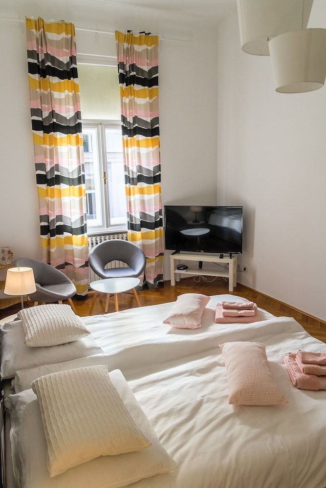 undefined Main Square Rooms 10