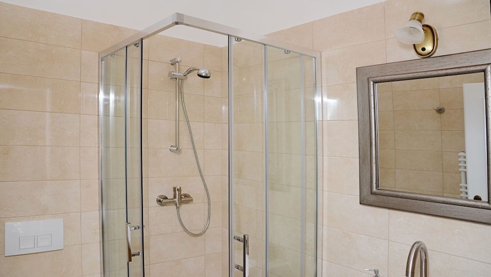 Flowers Zagreb Downtown Double Room 8