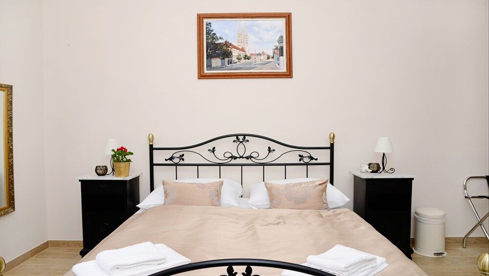 Flowers Zagreb Downtown Double Room 3