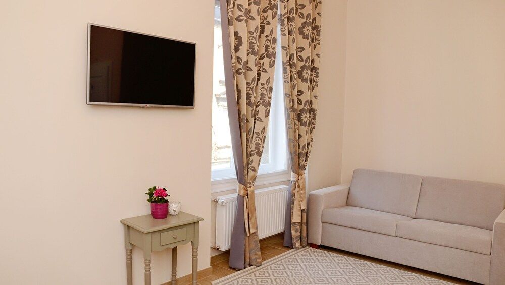 Flowers Zagreb Downtown Quadruple Room 6