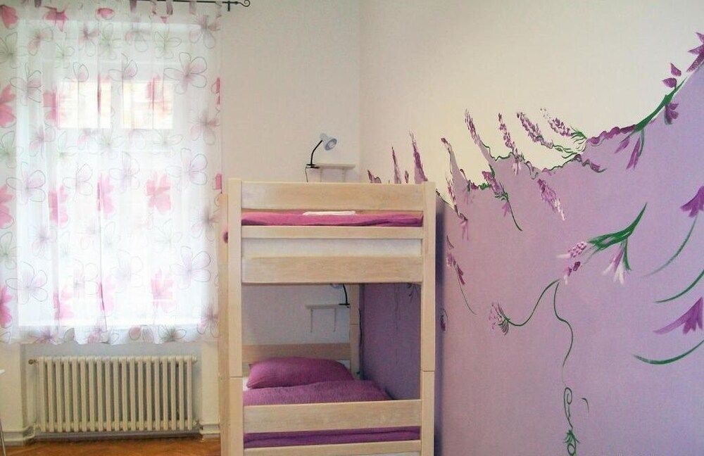 undefined Hostel Chameleon 10