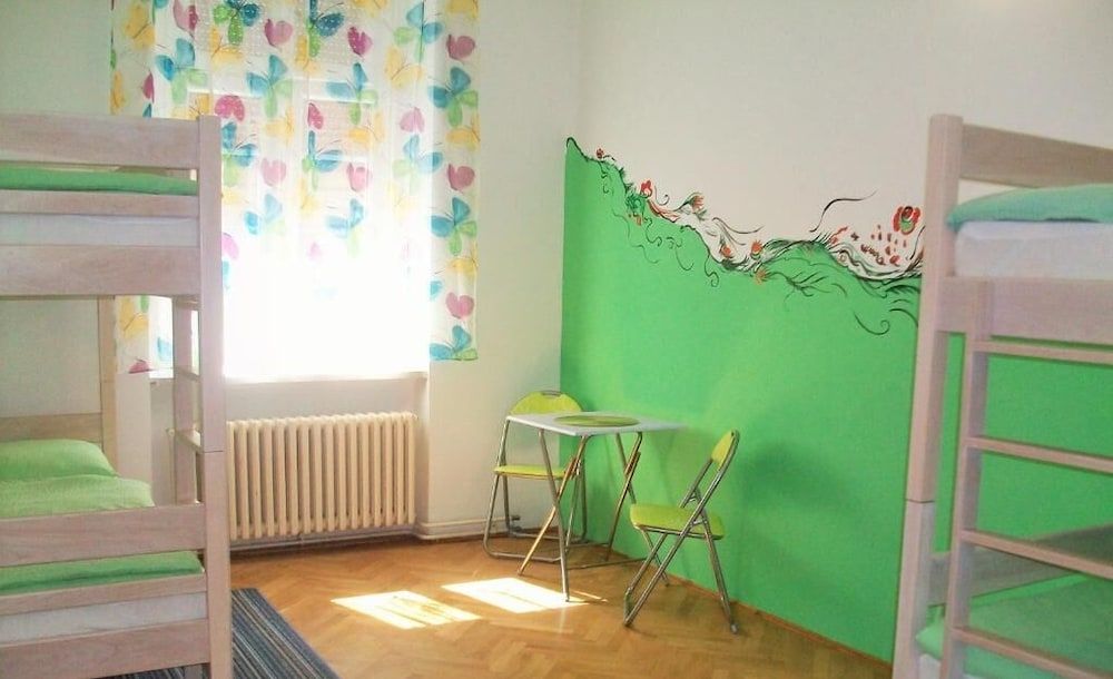 undefined Hostel Chameleon 8