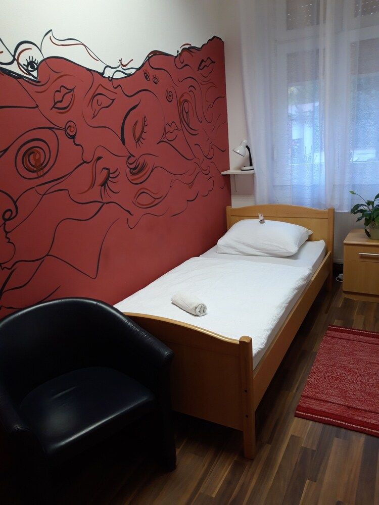 undefined Hostel Chameleon 4