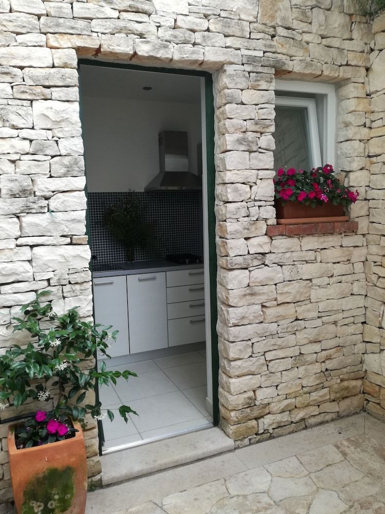 Apartment With Courtyard