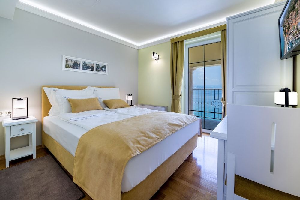 Superior Double Room (208)