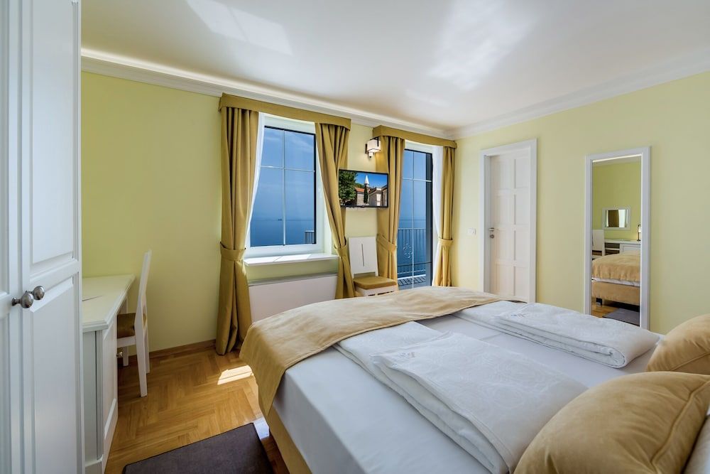 Superior Double Room (202)