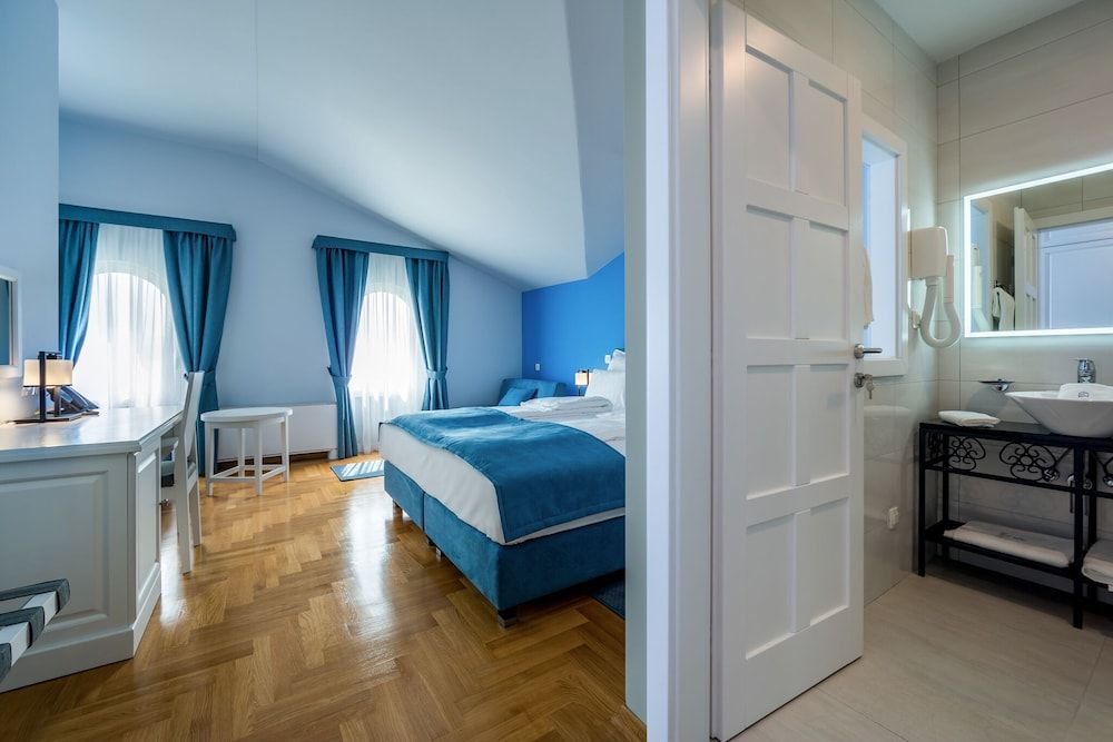 Deluxe Double Room (305)
