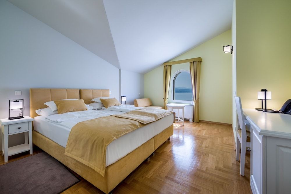 Deluxe Double Room (303)