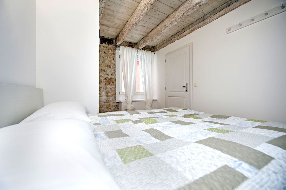 City Apartment, 1 Bedroom, Kitchen (Vines)