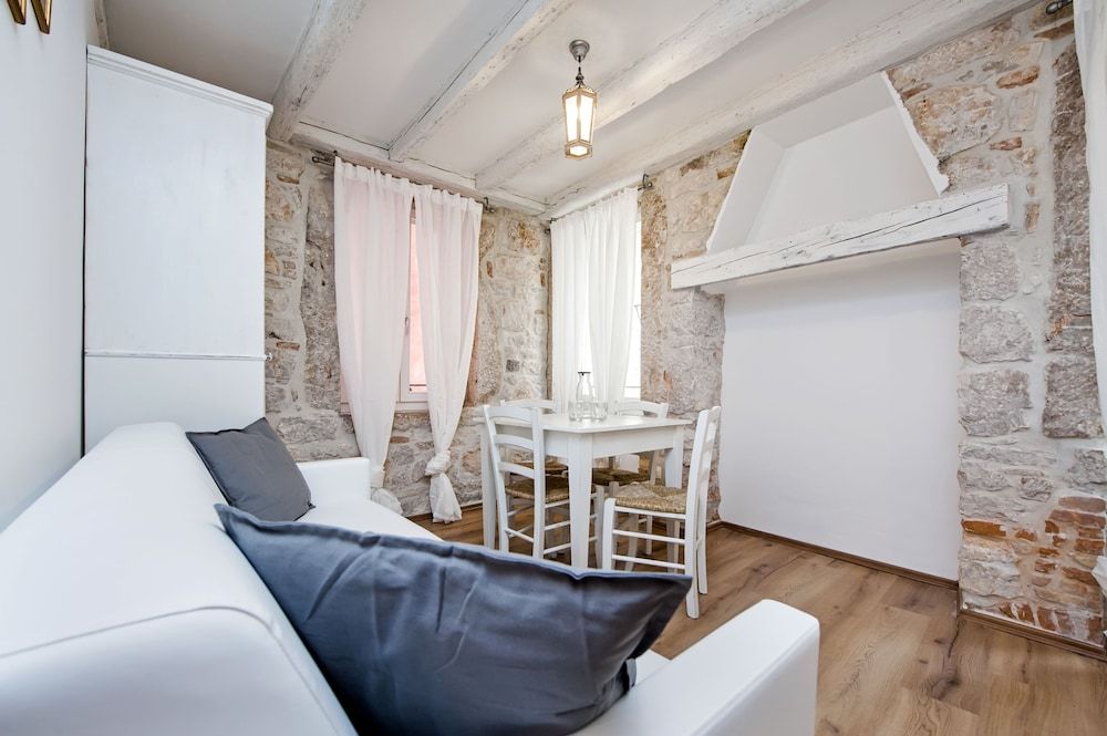 City Apartment, 1 Bedroom, Kitchen (Vines)