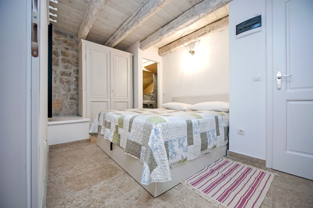 City Apartment, 1 Bedroom, Kitchen, Ground Floor (Raspberry)