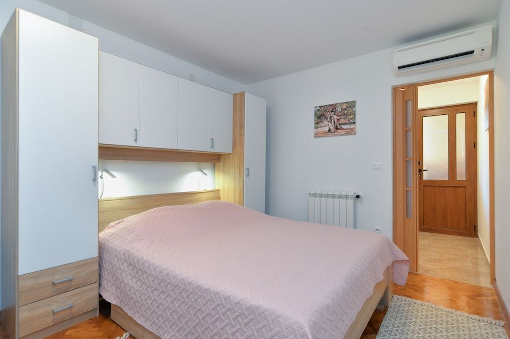 Apartment 1049