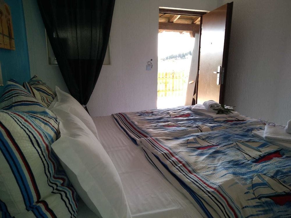 Basic Double Room, 1 King Bed, Accessible, Garden View