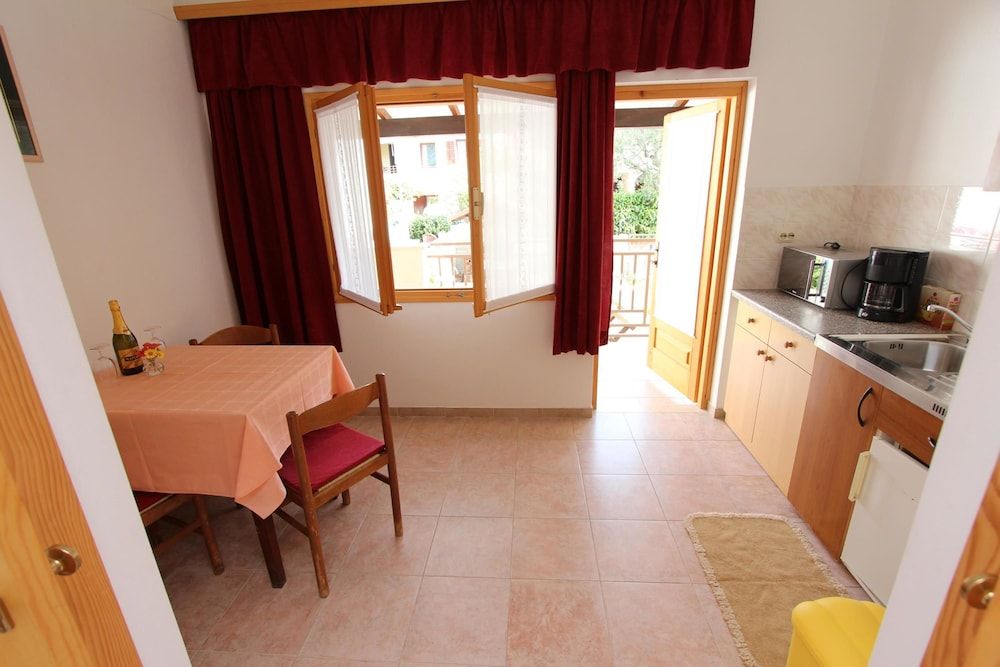 Studio, Balcony