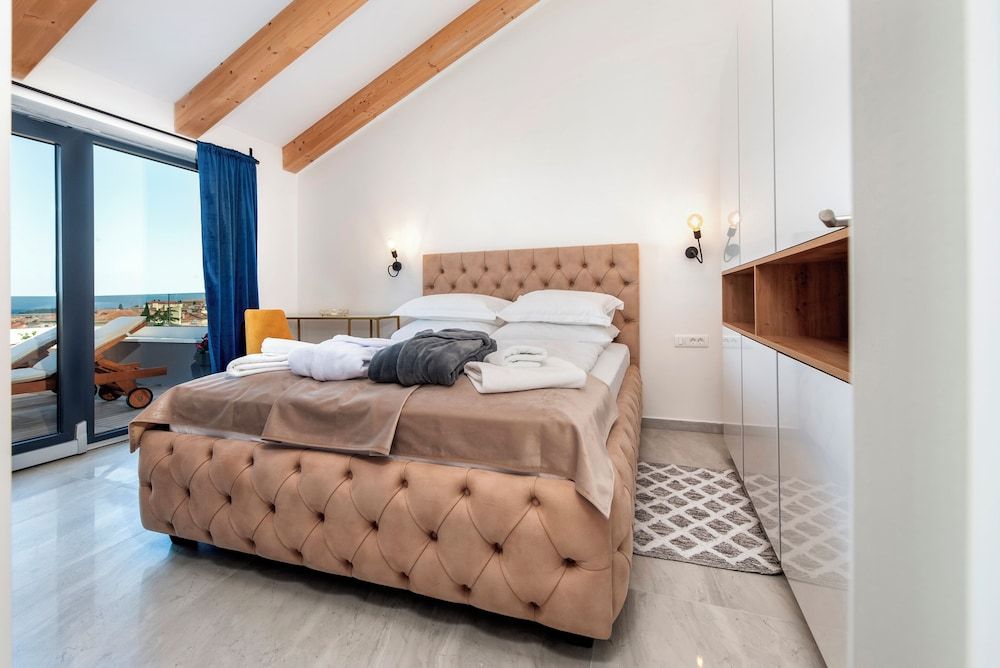 Signature Penthouse, 2 Bedrooms, Hot Tub, Sea View