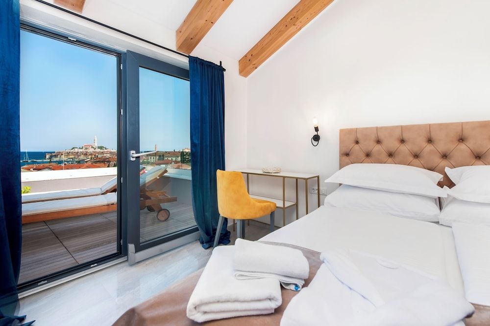 Signature Penthouse, 2 Bedrooms, Hot Tub, Sea View