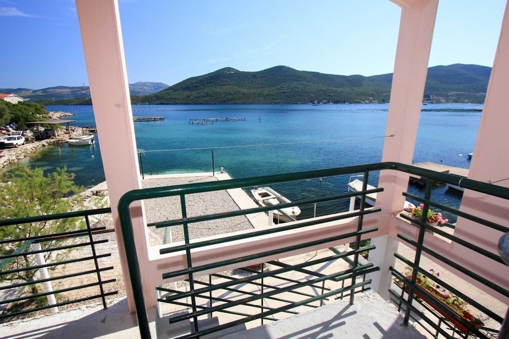 Apartment (One-Bedroom Apartment with Sea View 2)