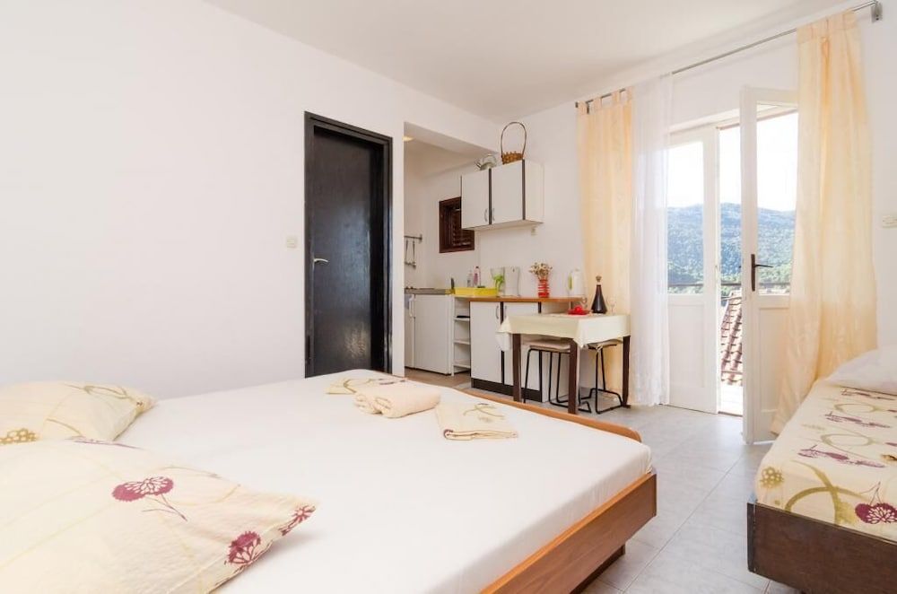 Studio (Studio Apartment)
