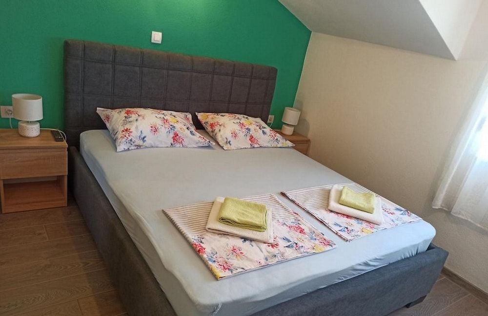 Apartment (Three Bedroom Apartment with Balcony )