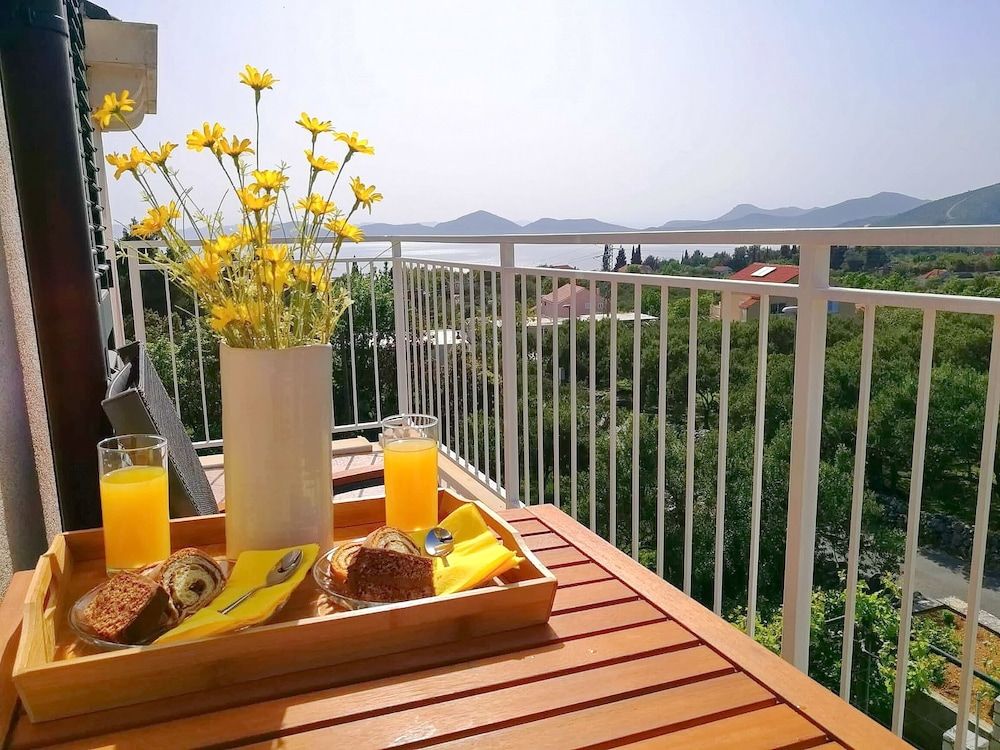 Apartment (Two Bedroom Apartment with Balcony an)