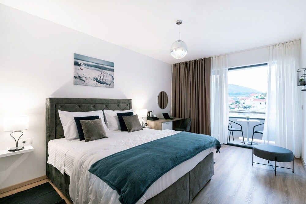 Double Room (Deluxe Double Room with Balcony and S)
