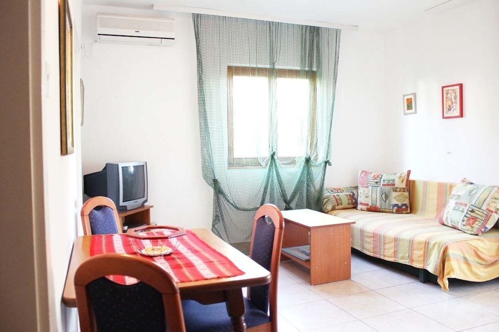 Apartment (B)