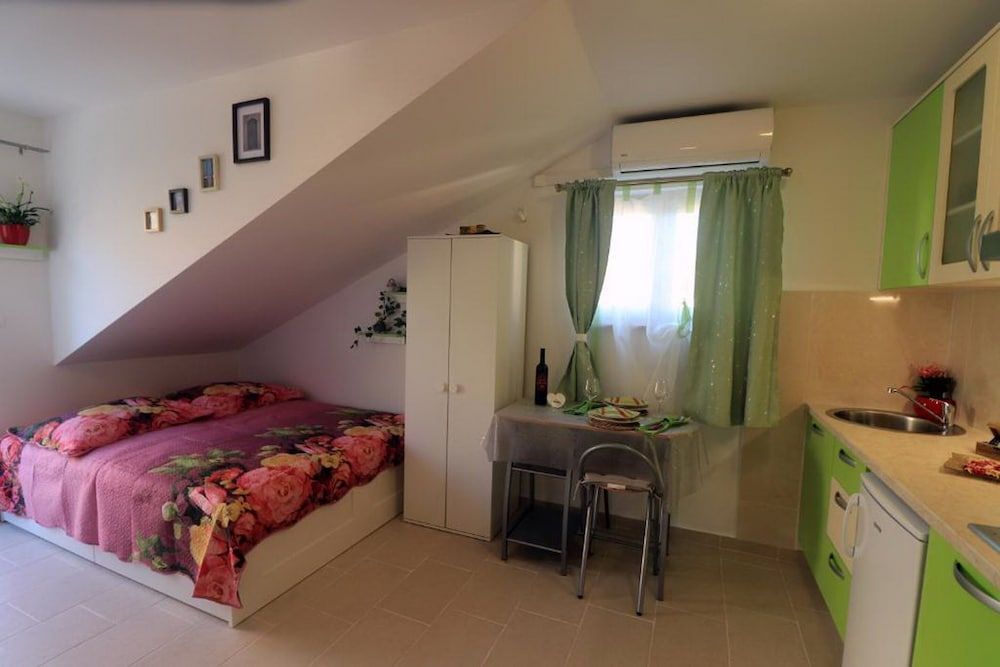 Studio (Studio Apartment with Balcony (GREEN))