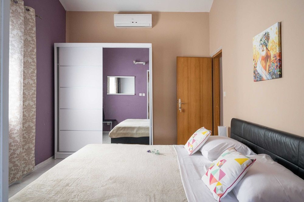 Apartment (Deluxe 1 Bedroom Apt with Balcony - W)