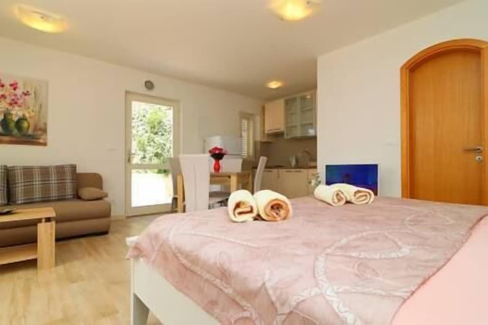 Studio (Studio Apartment with Terrace)