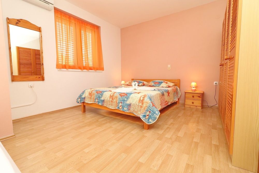 Apartment (Three Bedroom Apartment with Terrace)