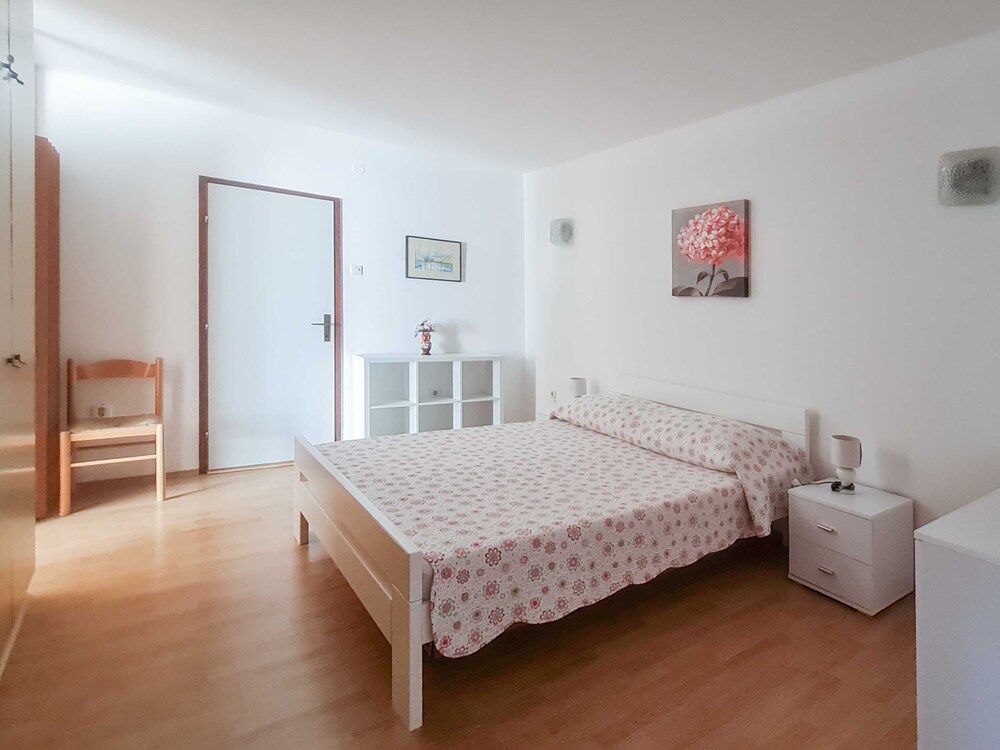 Villa (Holiday Home with Terrace, Pool and S)