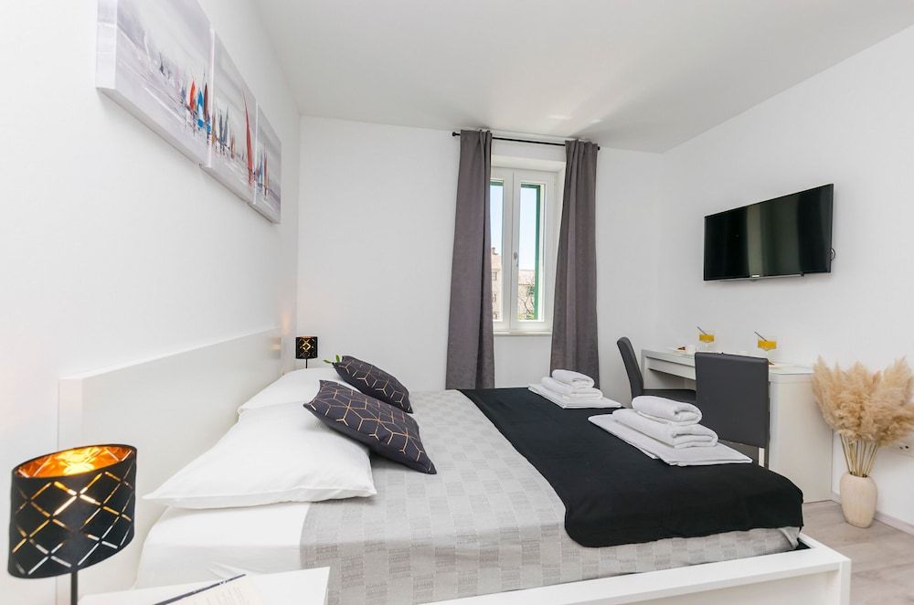 Room (S3)