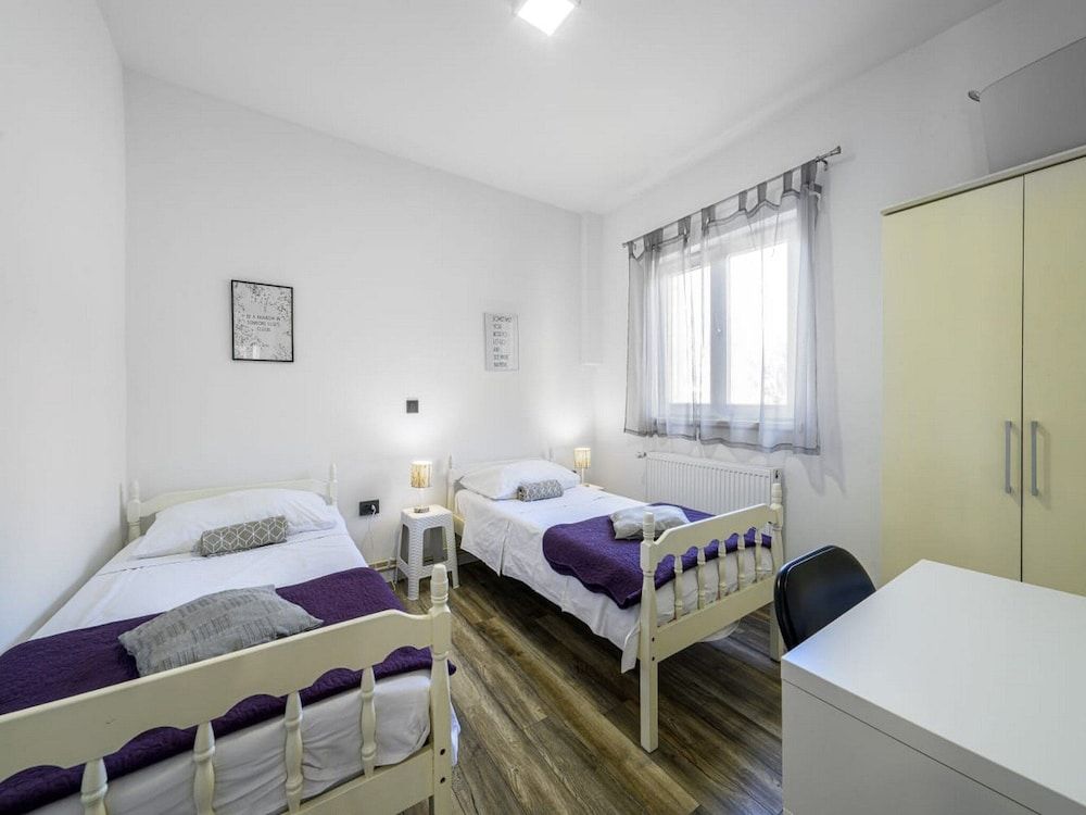 House (Two Bedroom Holiday Home with Swimmin)