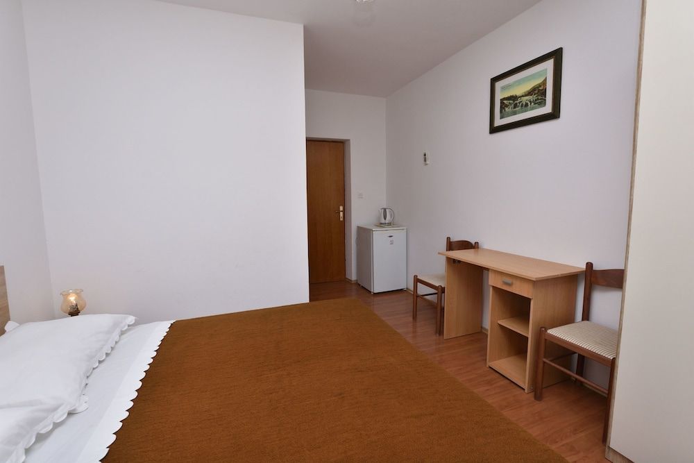 Room (S1)