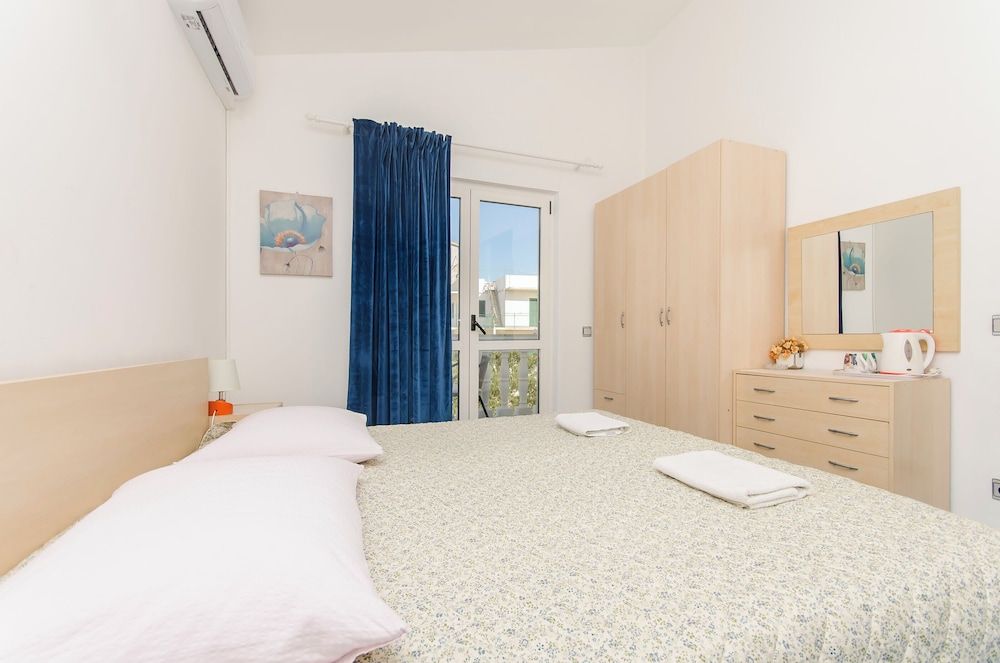 Room (S4)