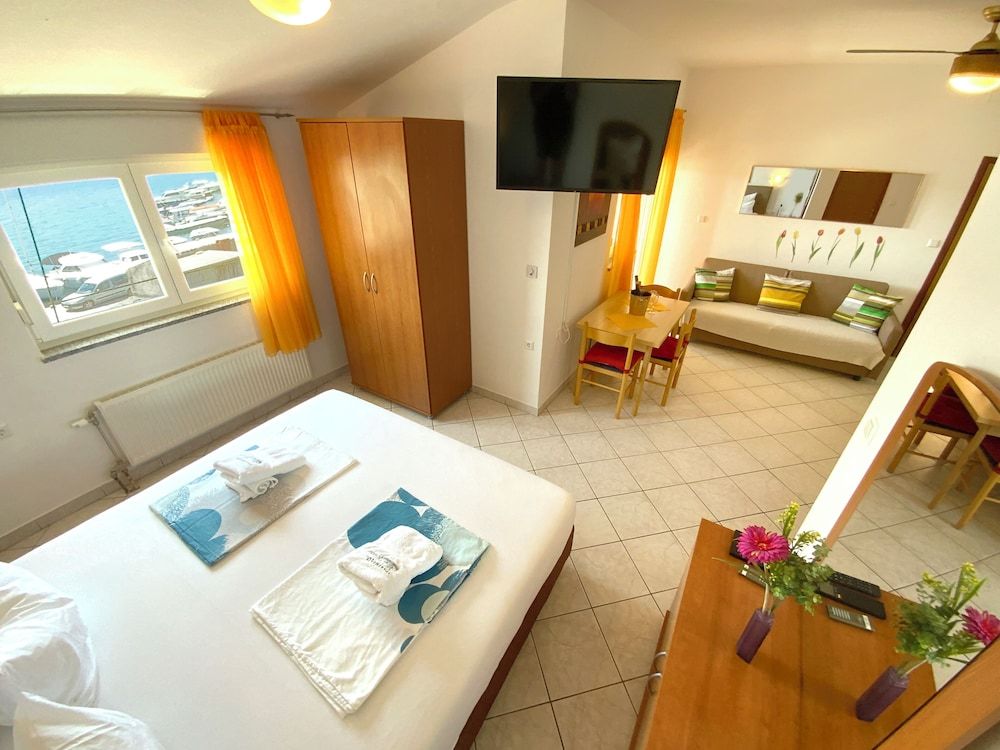 Studio, Balcony (9)