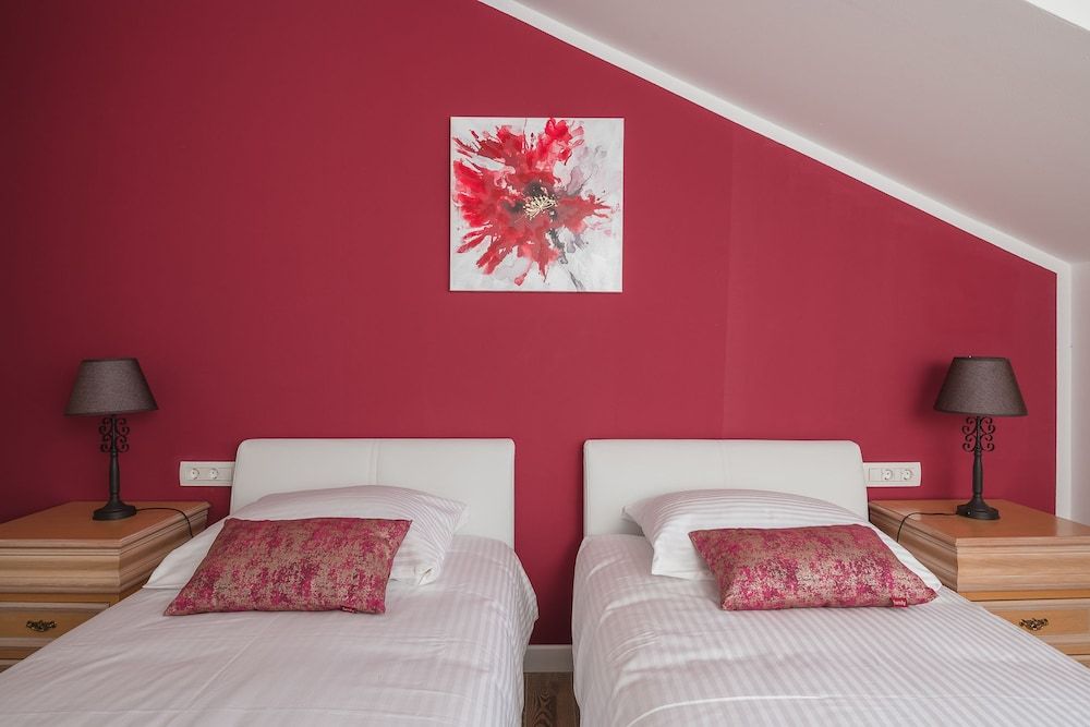 Apartment, Mountain View (Red)