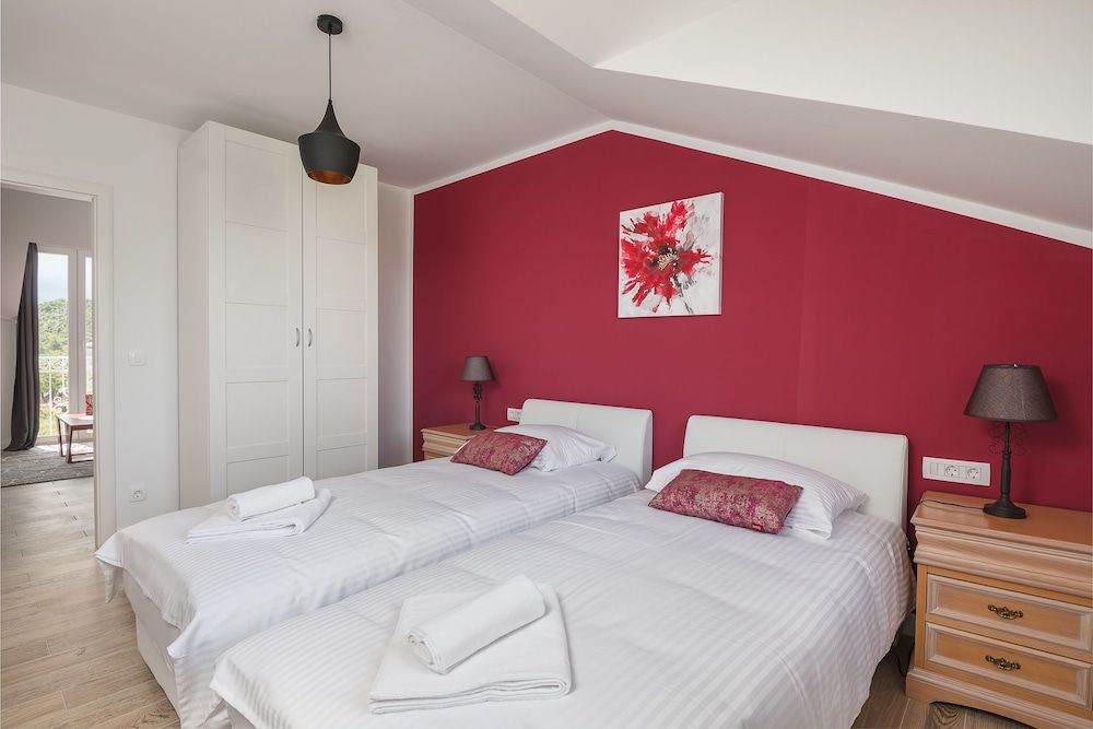 Apartment, Mountain View (Red)