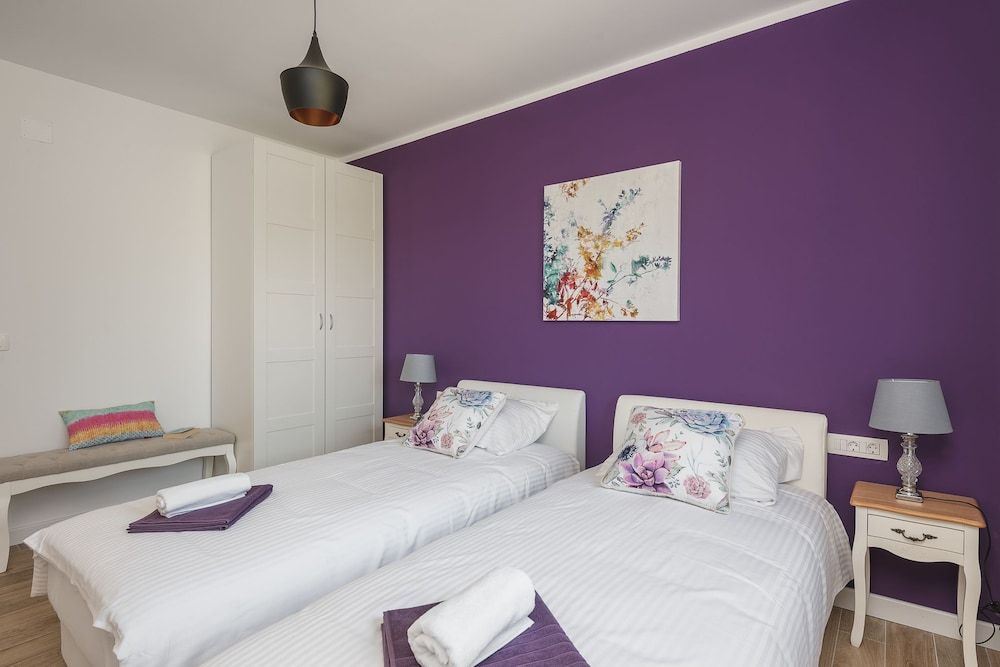 Apartment, Mountain View (Violet)