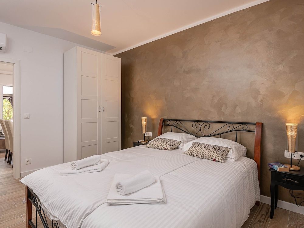 Apartment, Mountain View (Gold)