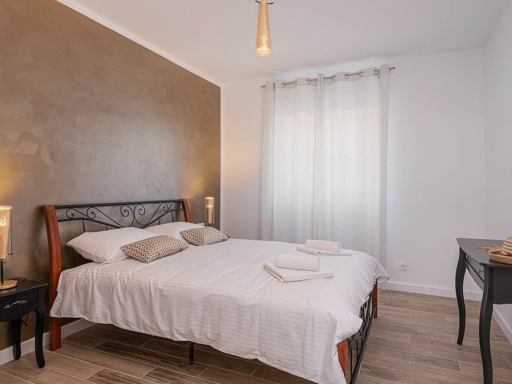 Apartment, Mountain View (Gold)