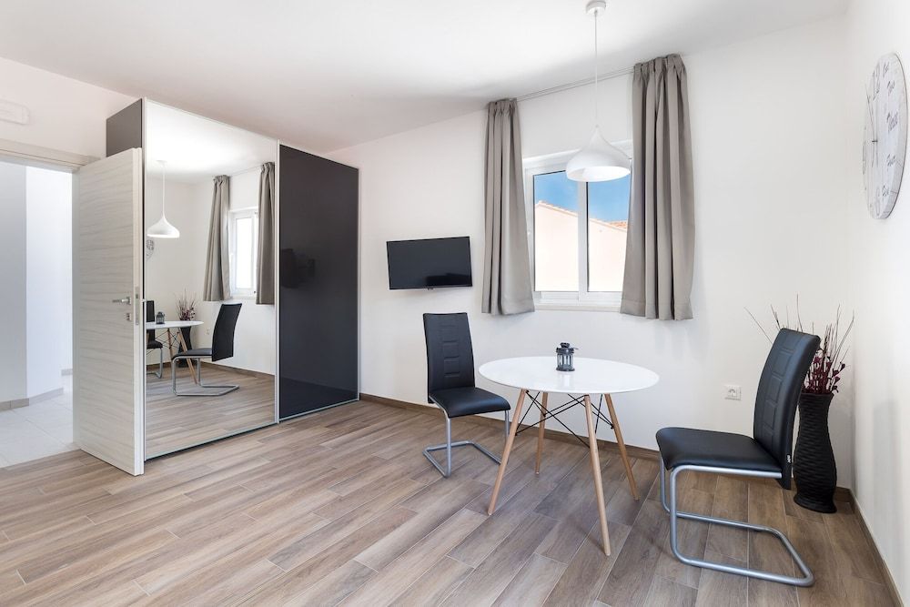 Studio, Balcony